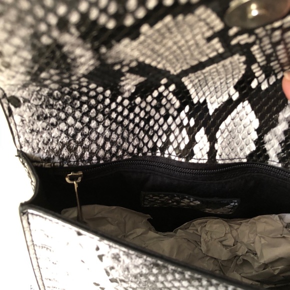 FAUX SNAKE CROSSBODY BAG PIECES - Picture 8 of 11